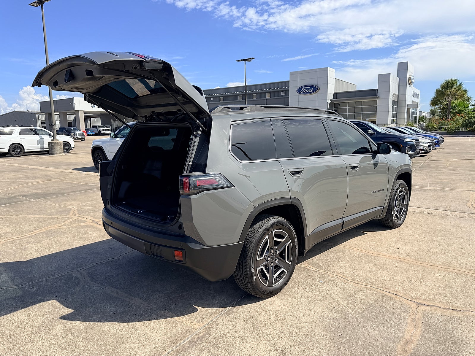 2026 Jeep Cherokee Laredo 4x4