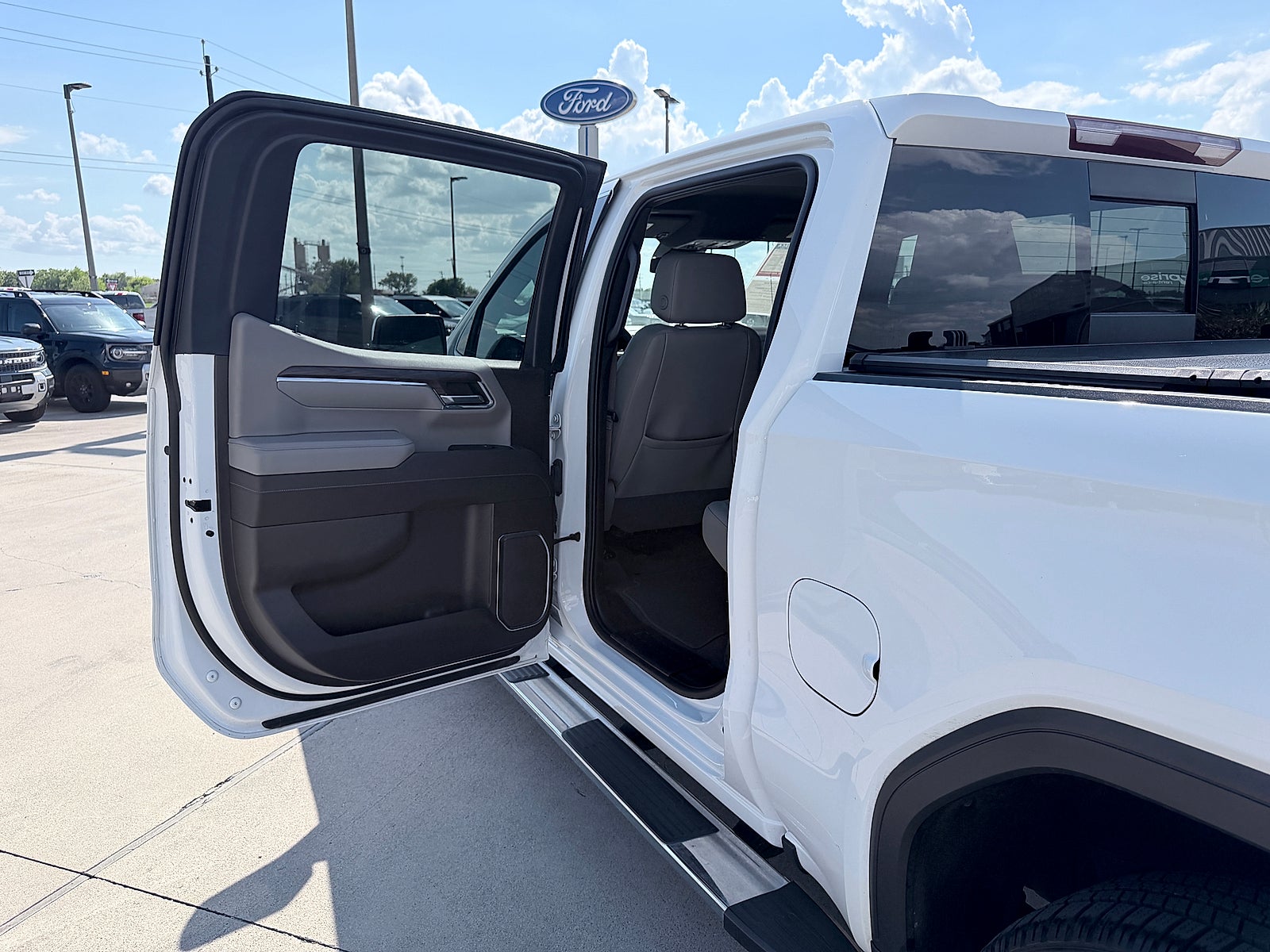 2023 GMC Sierra 1500 2WD Crew Cab Short Box SLT